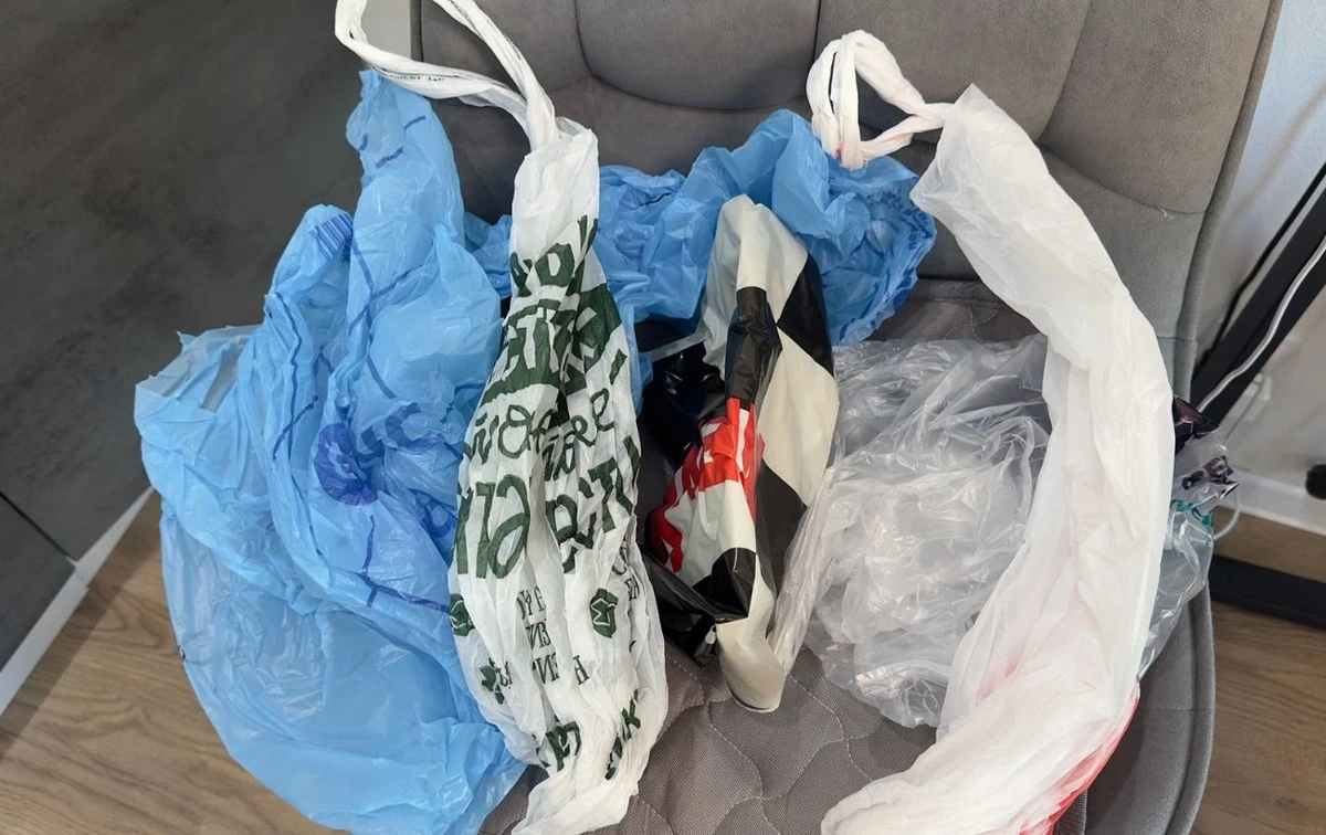 El truco de los supermercados: Guarda las bolsas de plástico en 5 minutos y ordena tu armario