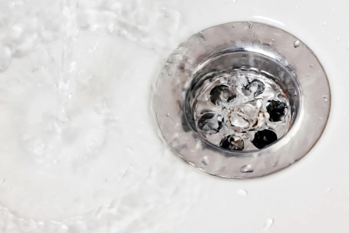 Desatasca tus tuberías sin desatascador ni químicos: el truco casero que te ahorrará tiempo y dinero