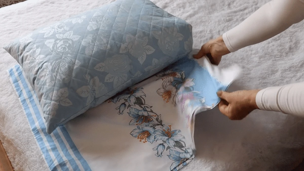 Dos pliegues y tu funda de almohada grande queda perfecta en la de 50x70: el truco para una cama impecable.