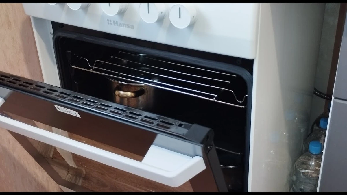 El truco de la abuela para una cocina reluciente: 1,5 cucharadas y tu horno se limpia solo