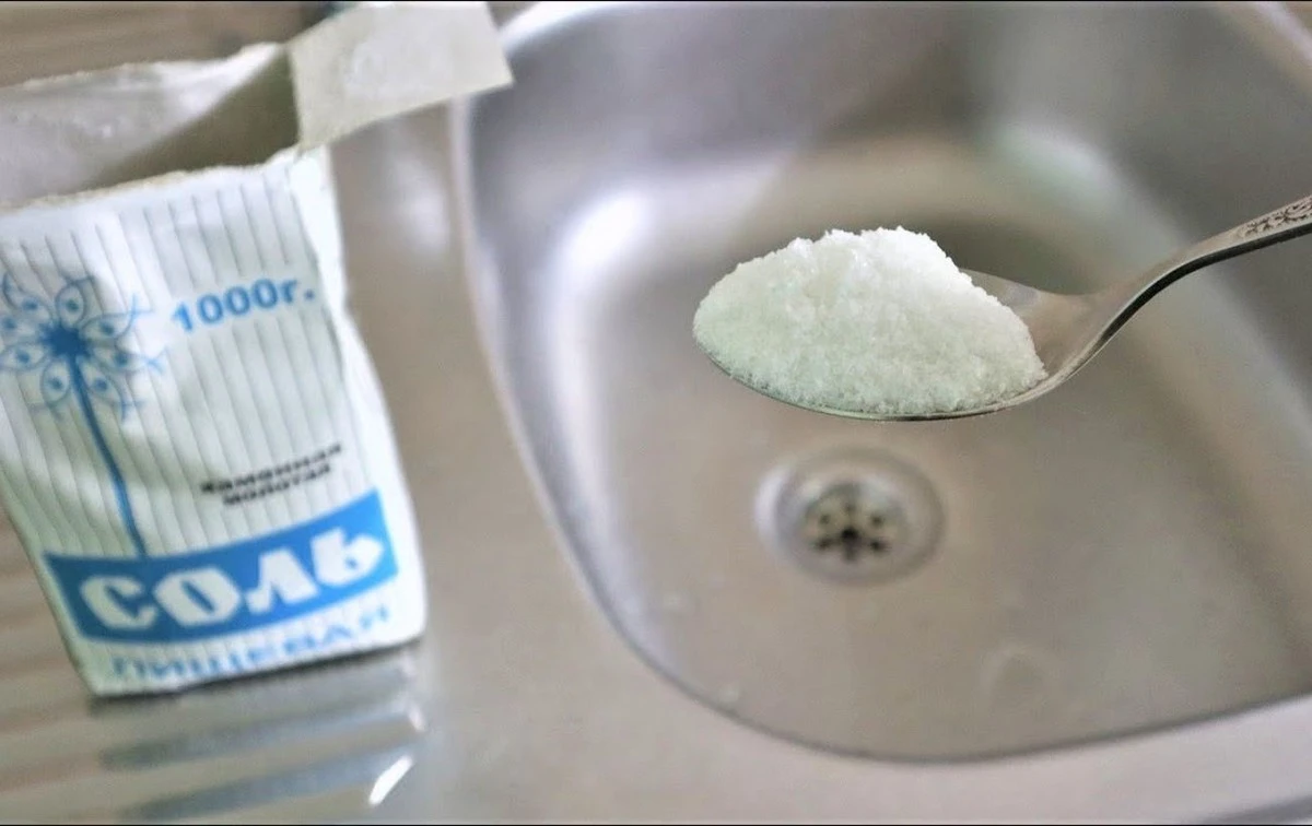 La sal en el desagüe de la cocina: el truco de mi cuñado fontanero que eliminó el mal olor