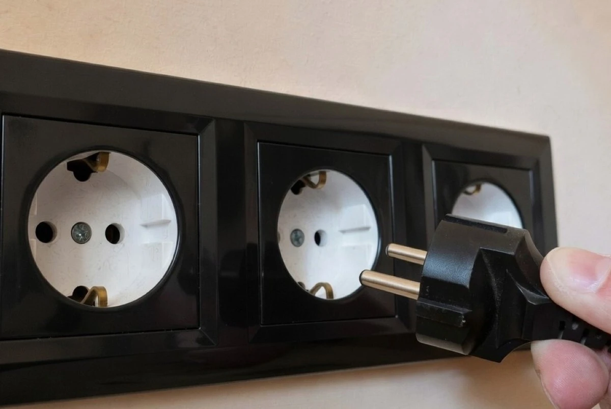 Qué hacer si una toma de corriente chispea: el truco de electricista que todos deberían saber