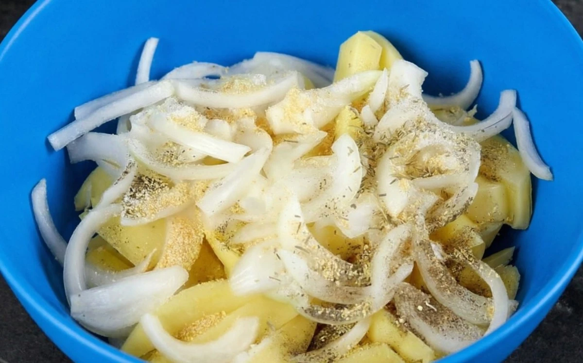 El truco de la cebolla para revivir el sabor de la patata vieja