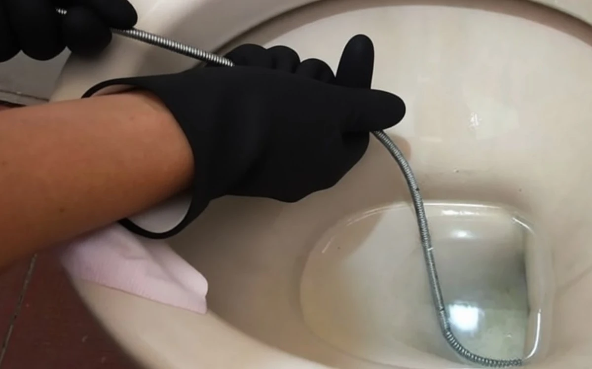 Cómo destapar tu inodoro con un cable: la guía definitiva sin llamar al fontanero