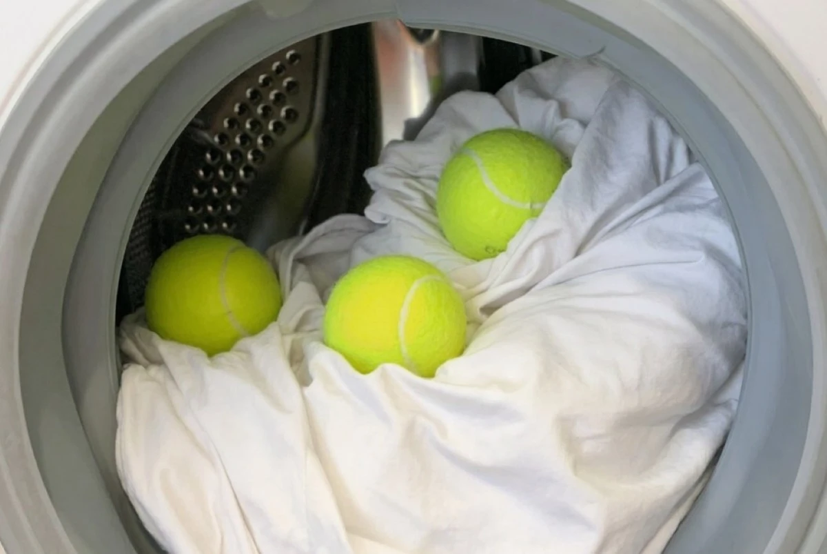 La pelusa que revolucionará tu ropa: el truco del tenis en la lavadora