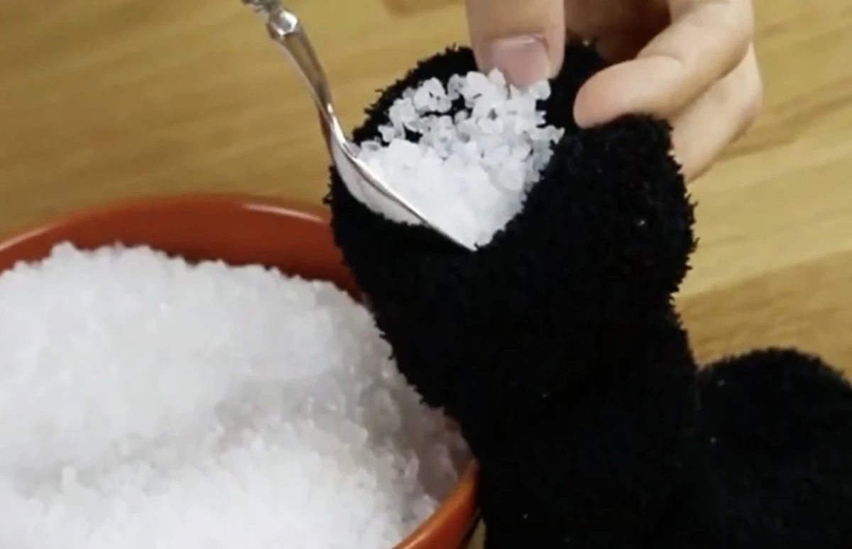 Un calcetín con sal en el alféizar: el truco casero para eliminar el vaho de tus ventanas