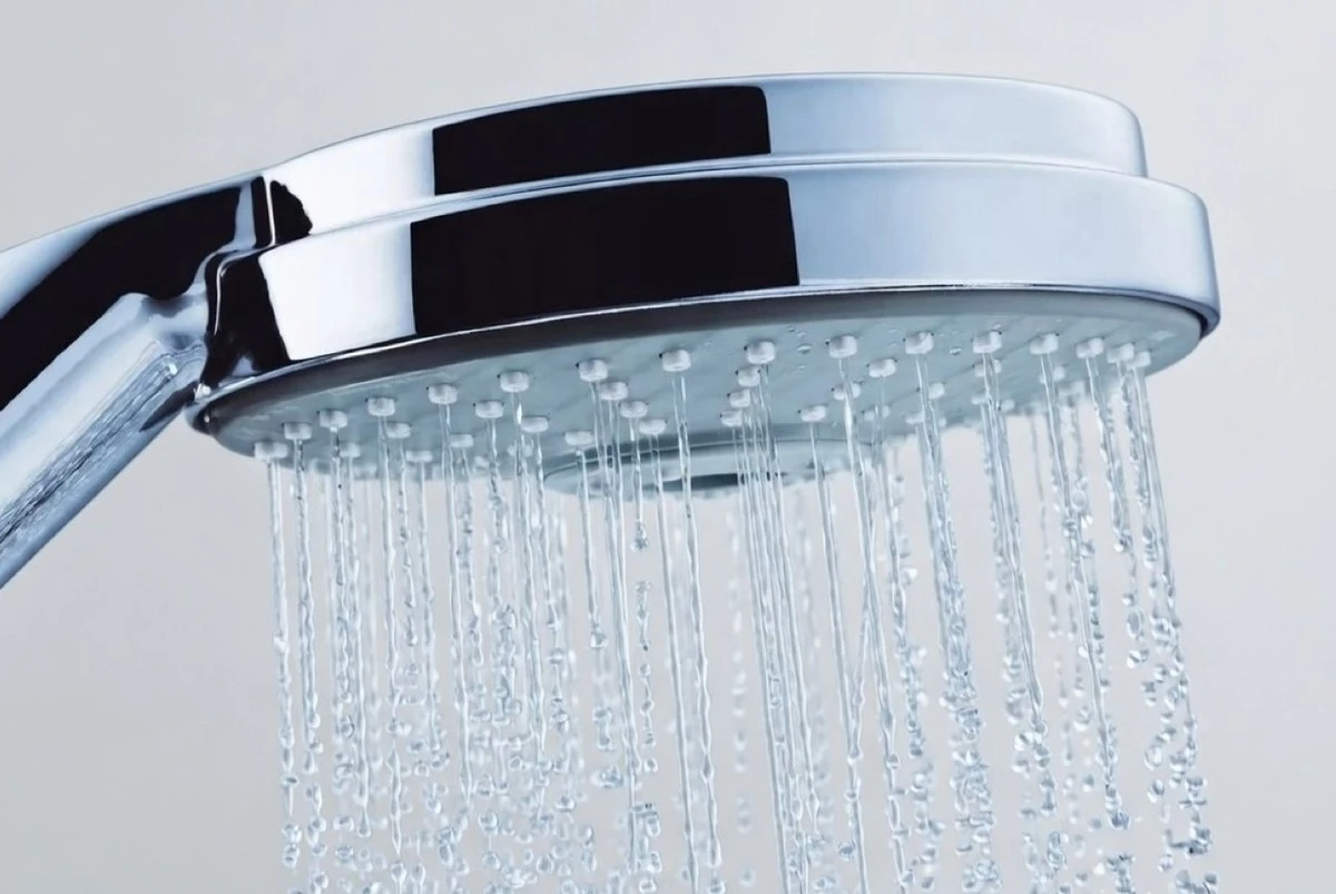 Limpia tu alcachofa de ducha de bacterias: el truco infalible con una bolsa y vinagre blanco