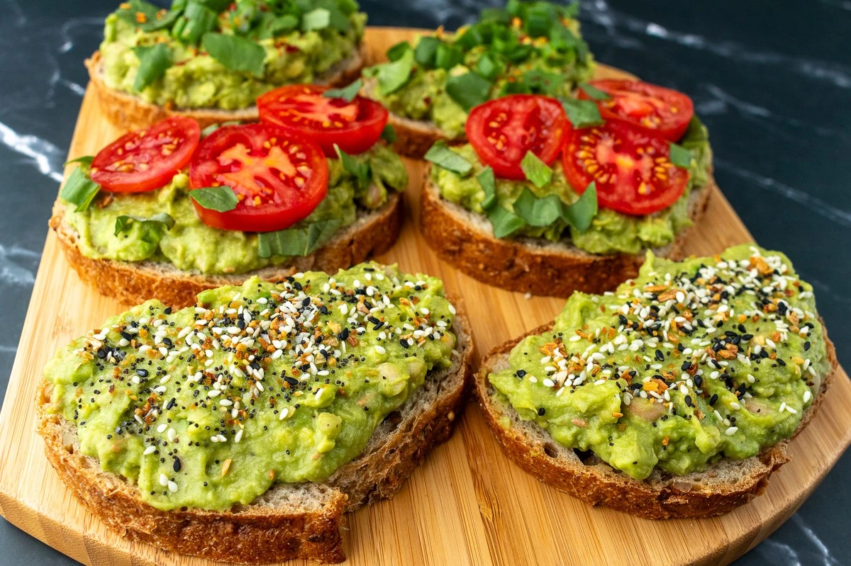 tostadadeaguaca-extra-1.webp Tostada de aguacate en 5 minutos: el desayuno saludable que conquista a toda la familia - image 1