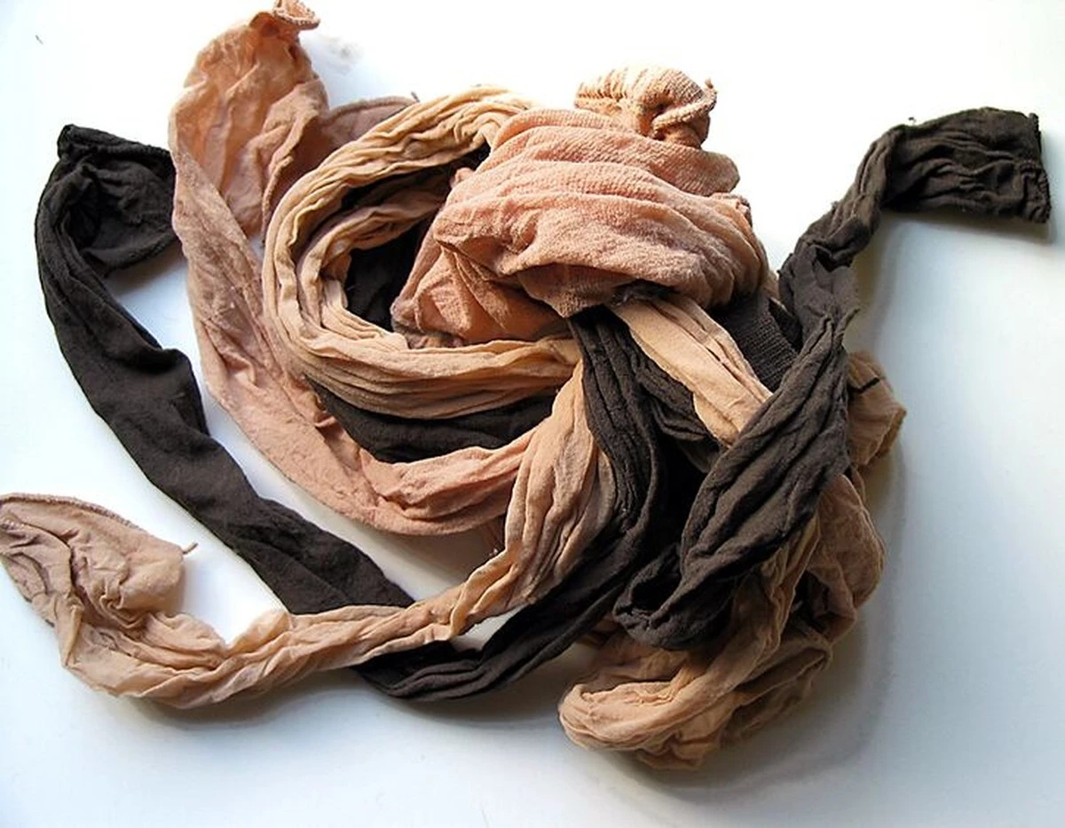 10 trucos ingeniosos con medias de nylon viejas que te harán la vida más fácil - image 1