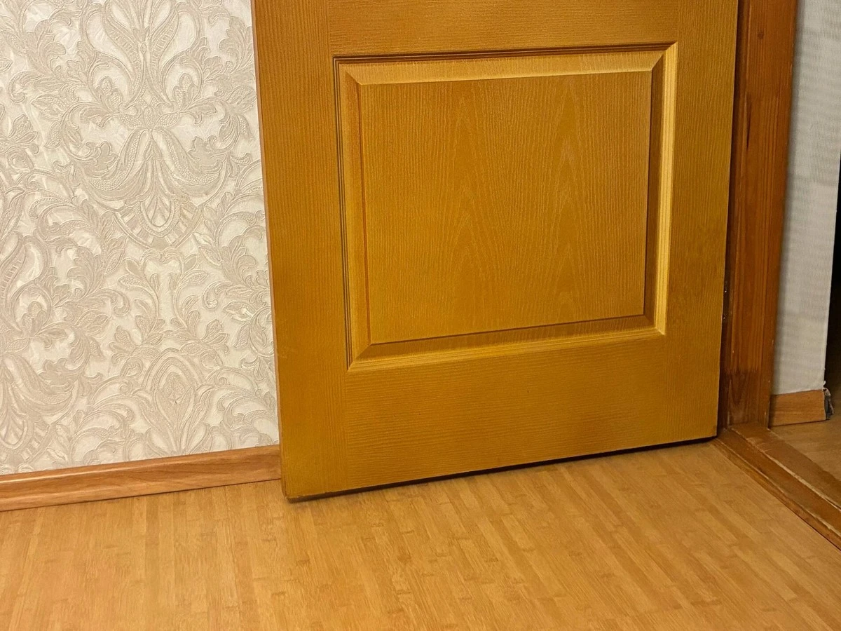 El truco del rollo de cocina bajo la puerta que detiene el frío y te ahorra calefacción