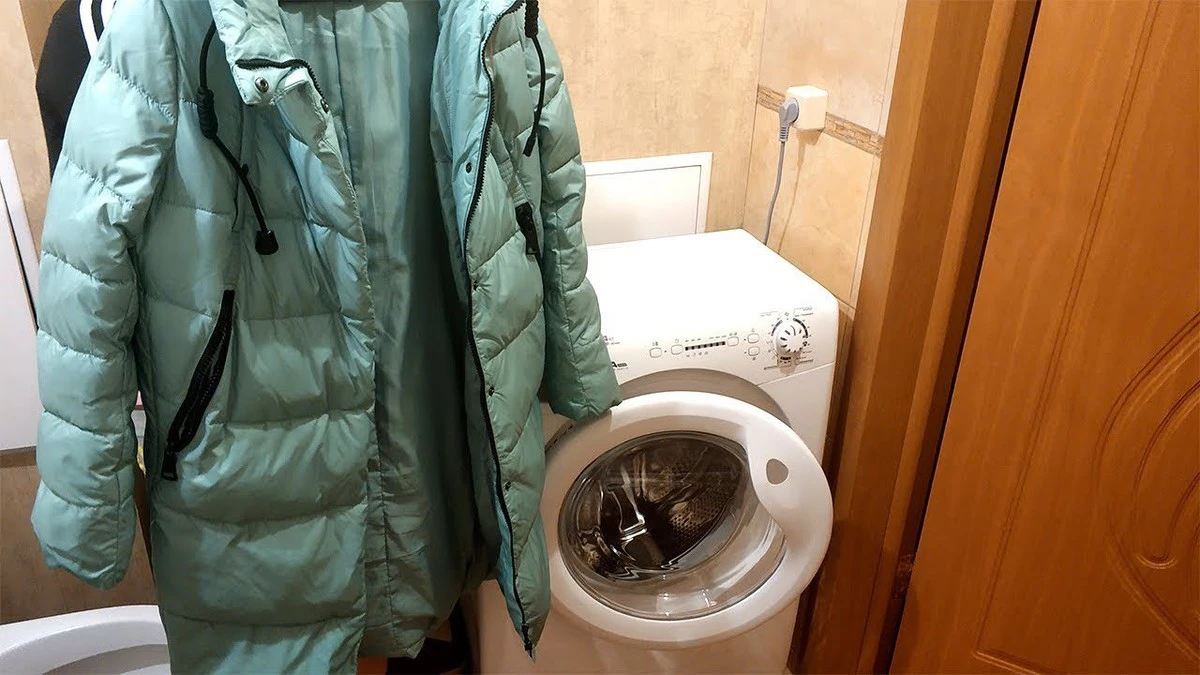 Revoluciona tu lavado: El truco económico que deja tus abrigos de plumas como nuevos