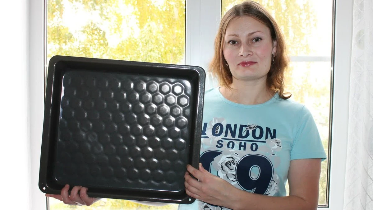 El truco de las "5 cucharas": tu bandeja de horno brillará como nueva sin grasa ni quemaduras