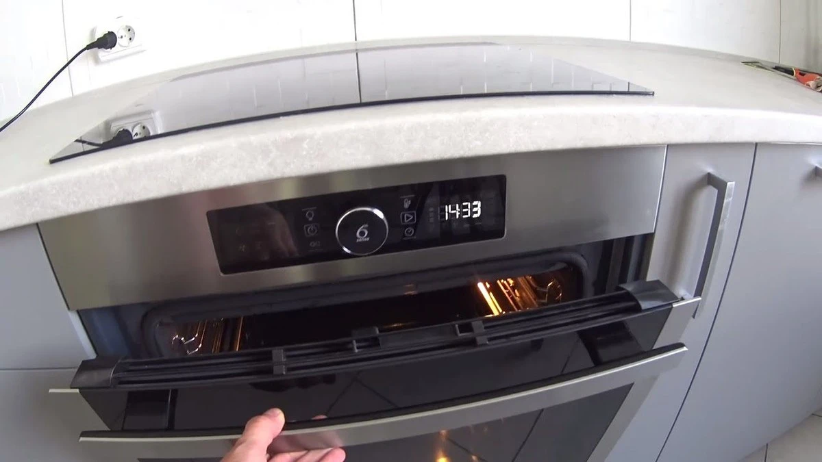 El truco de bicarbonato y vinagre para dejar tu horno impecable en minutos