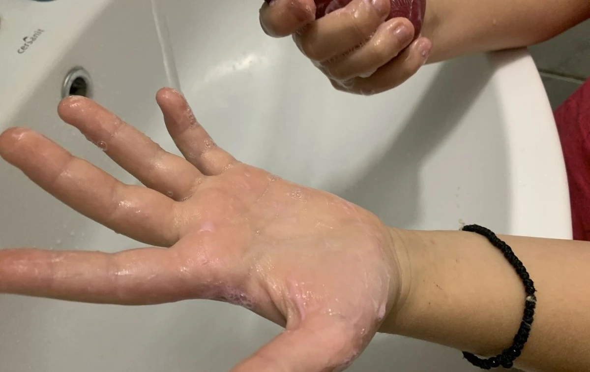 El secreto de cocina que elimina rastros de remolacha, pescado y ajo en 30 segundos