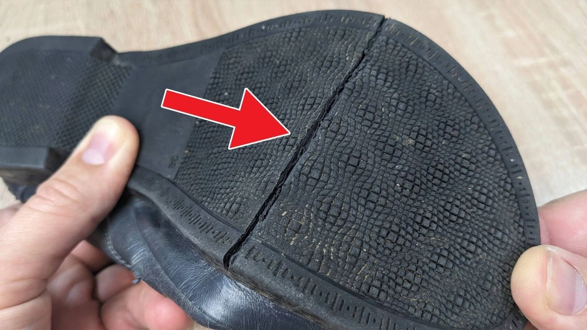 Adiós resbalones: el truco con pegamento y arena que hará tus suelas de invierno a prueba de hielo