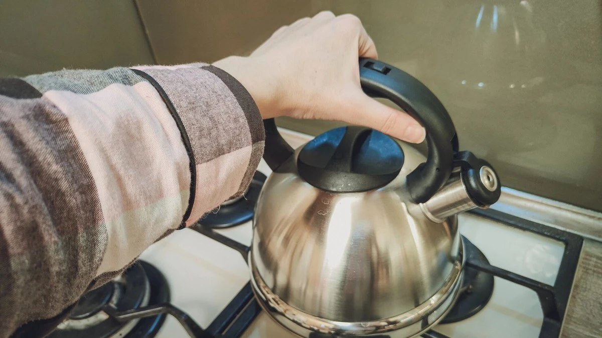 El secreto de la abuela para un hervidor reluciente: 2 cucharadas de cáscara de limón eliminan la cal