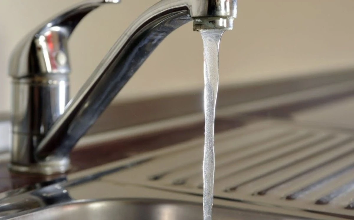 6 métodos caseros para filtrar agua del grifo como un profesional