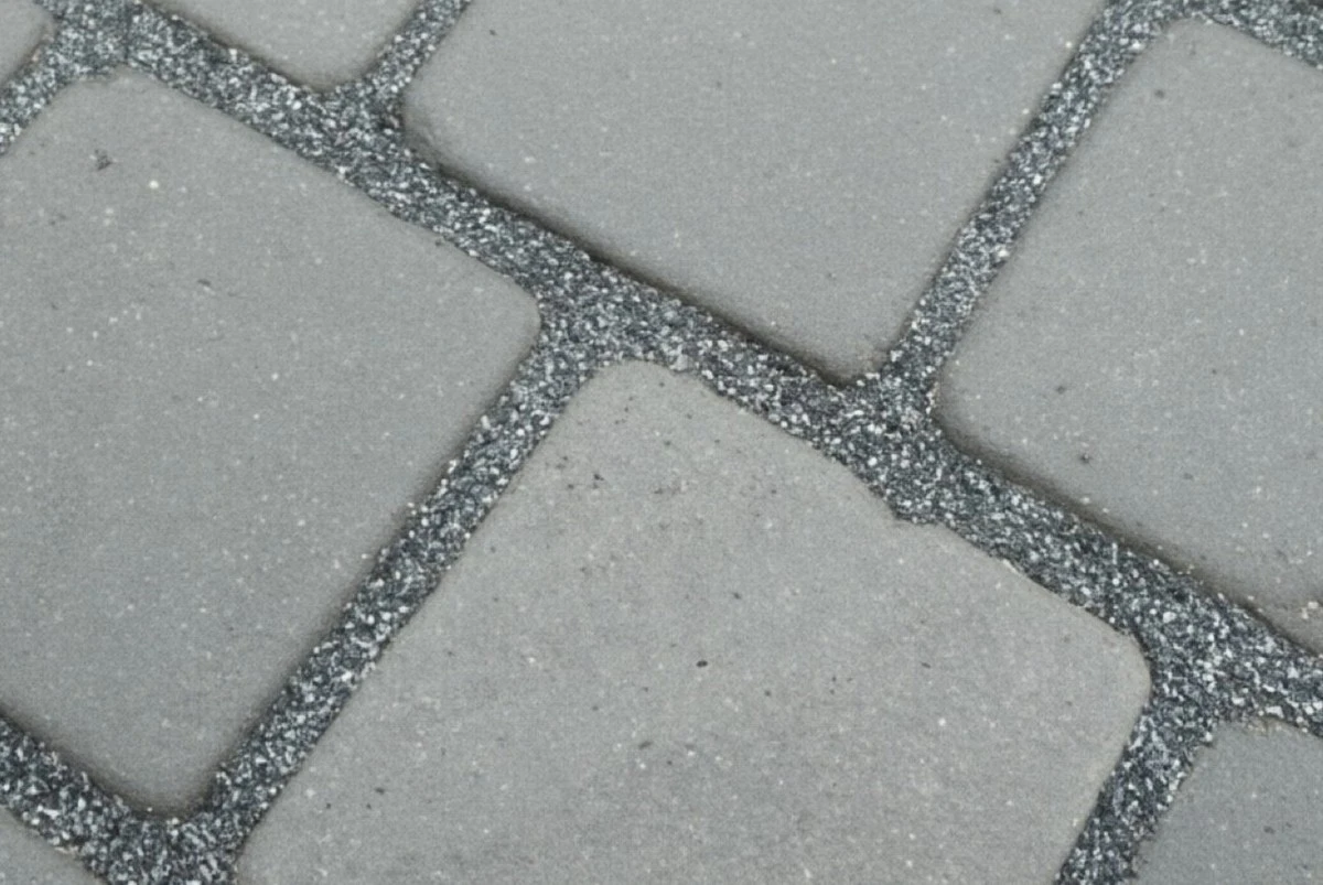 Adiós a las malas hierbas: este truco económico mantendrá tus baldosas perfectas todo el verano