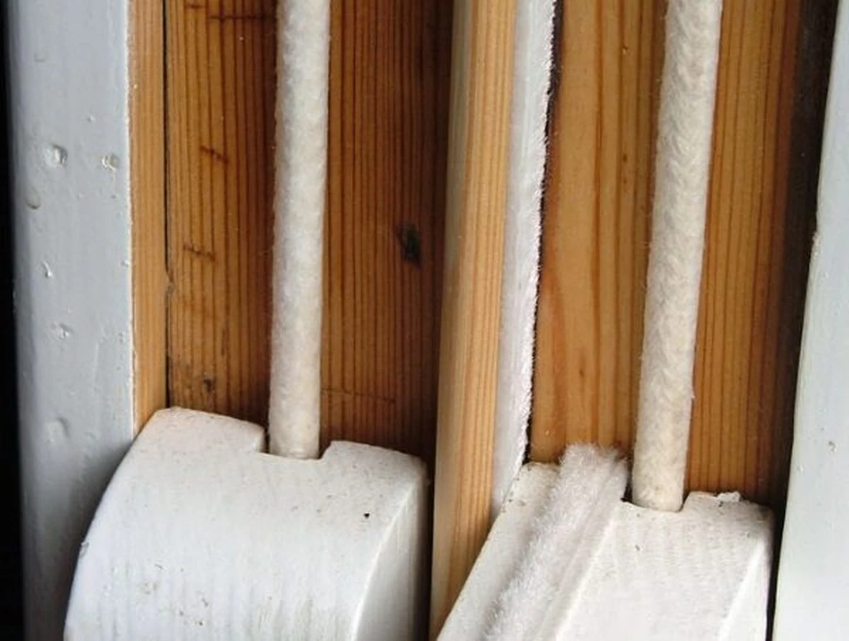 Adiós al frío: El truco infalible para sellar tus ventanas de madera sin gastar una fortuna - image 1