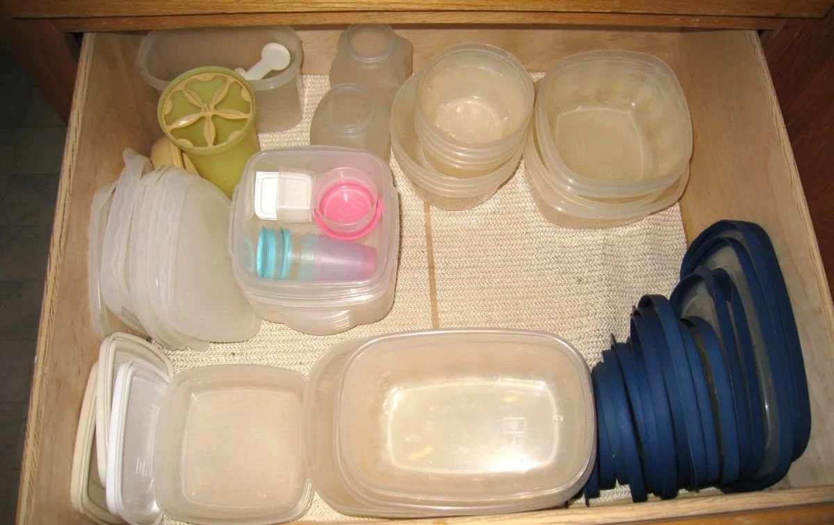 Adiós grasa y olor: limpia tus tápers de plástico olvidados en 2 minutos