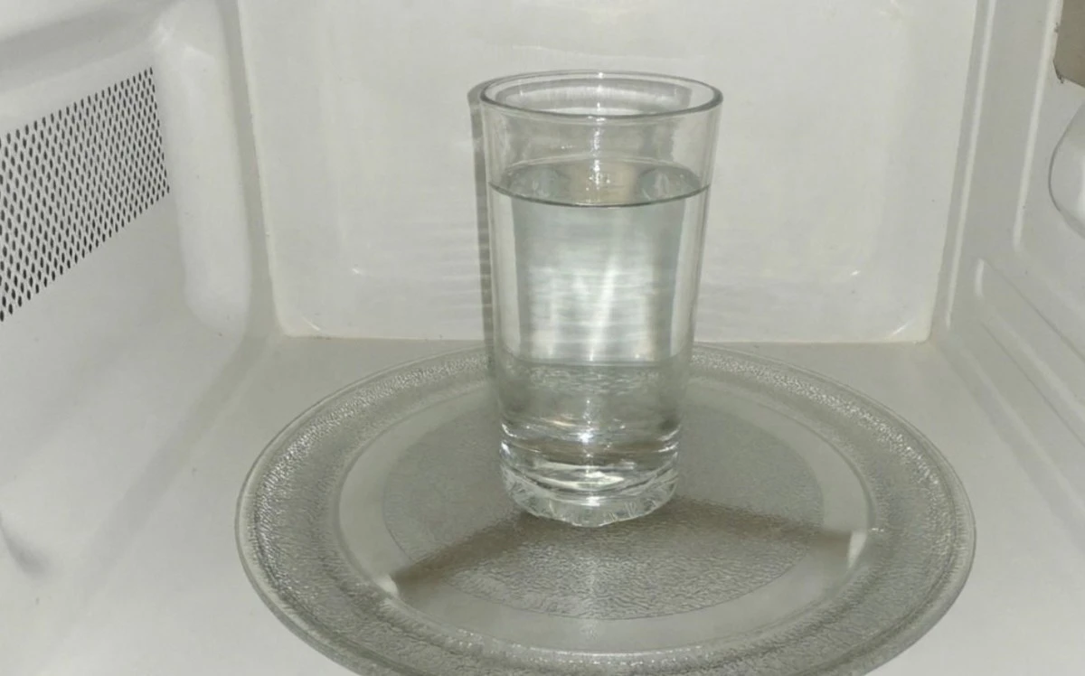 El peligro oculto de hervir agua en el microondas: una explicación simple que te sorprenderá