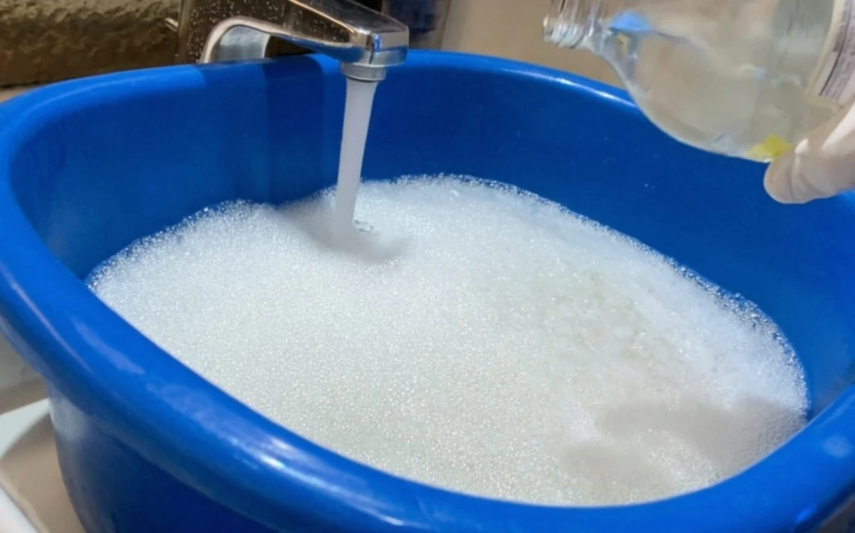 El tul amarillento vuelve a ser blanco: el secreto está en el remojo adecuado antes del lavado