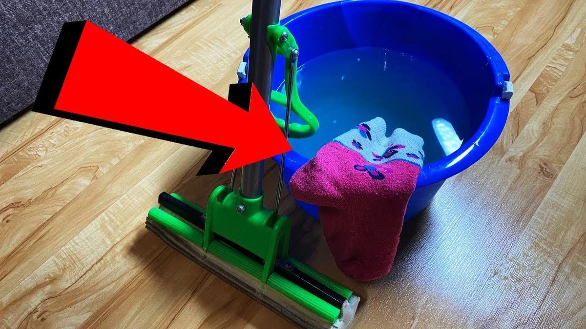 El truco de las medias viejas: para un suelo brillante y sin marcas