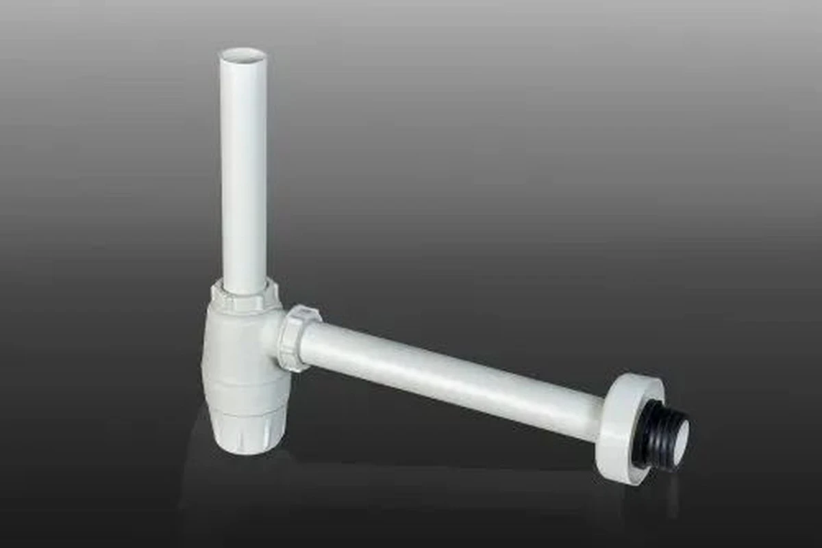 Por qué tu vecino cuelga botellas de agua en la valla y cómo esto te salvará el verano - image 1