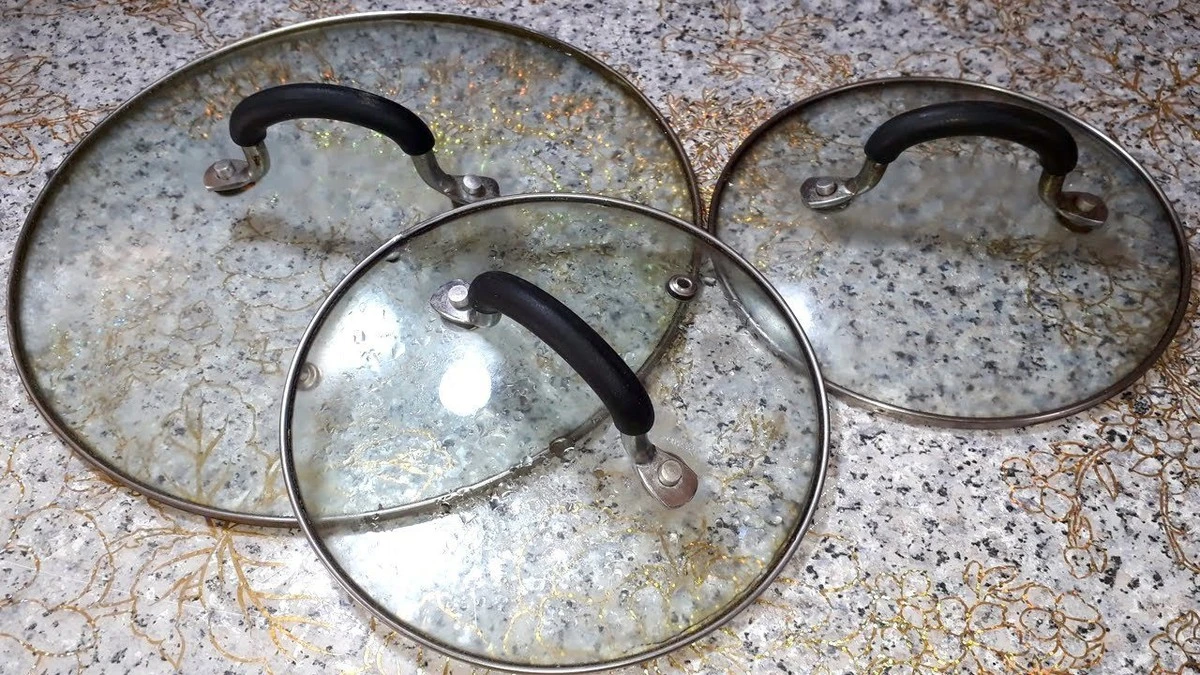 Adiós grasa: mi truco infalible con solo 3 ingredientes para dejar las tapas de vidrio relucientes