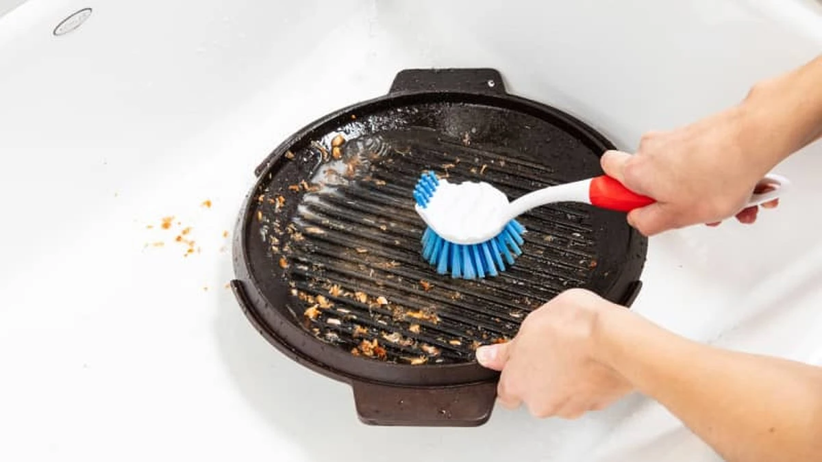 La sartén grill como nueva: el secreto para eliminar el carbón sin dañar ni gastar - image 1