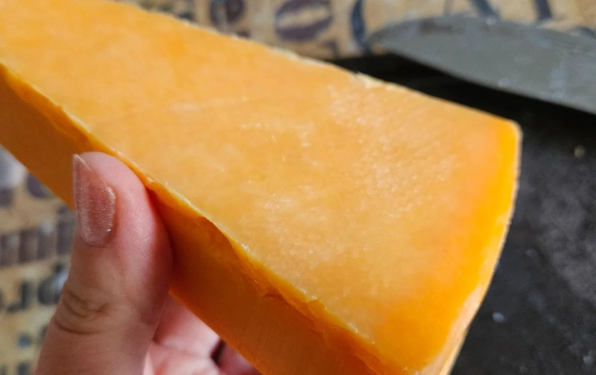 Una gota de yodo revela la verdad instantáneamente: cómo detectar aceite de palma en tu queso duro en 2 segundos