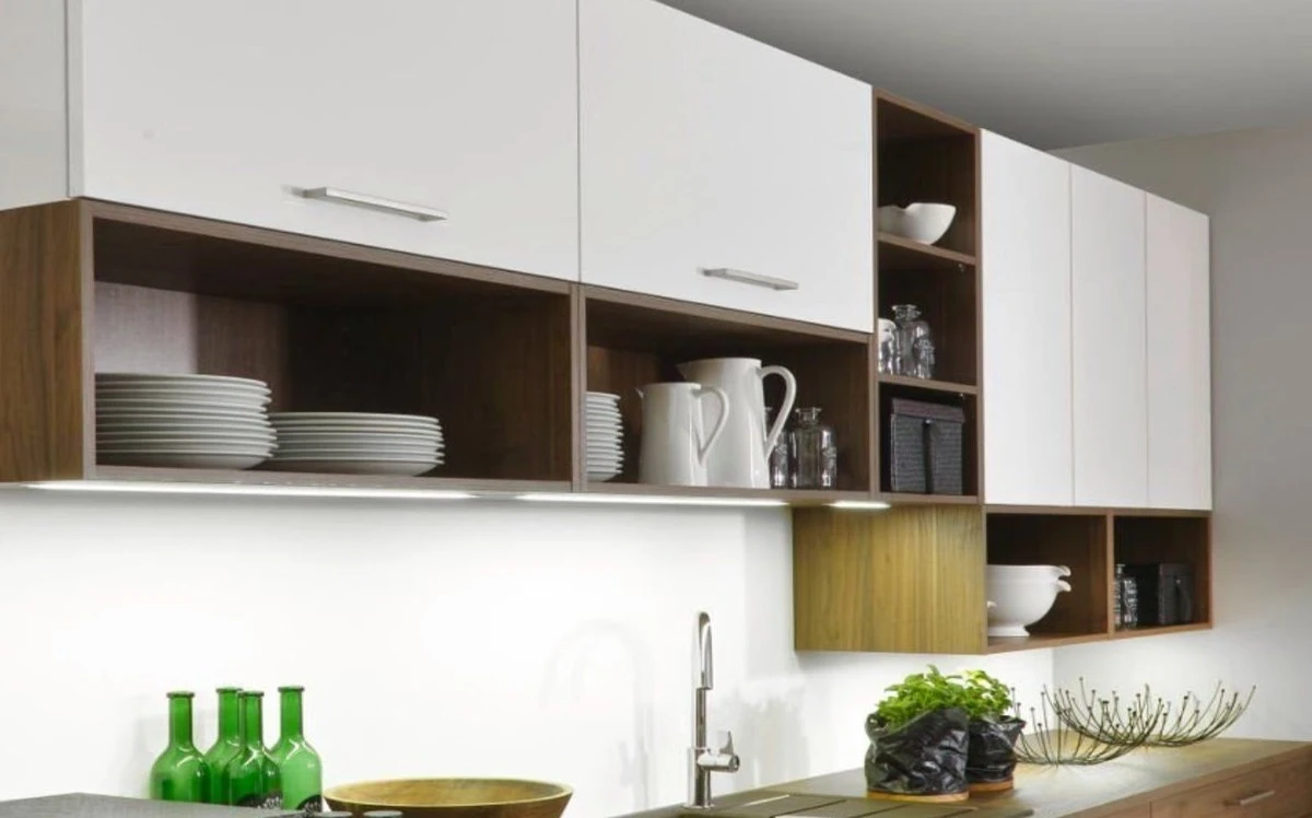 Despídete de la grasa rebelde en tus armarios de cocina: el truco infalible y económico