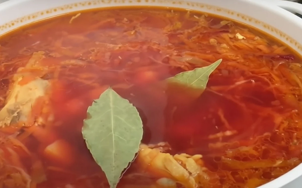 El secreto que transforma tu borscht: cuándo añadir laurel para un sabor inigualable