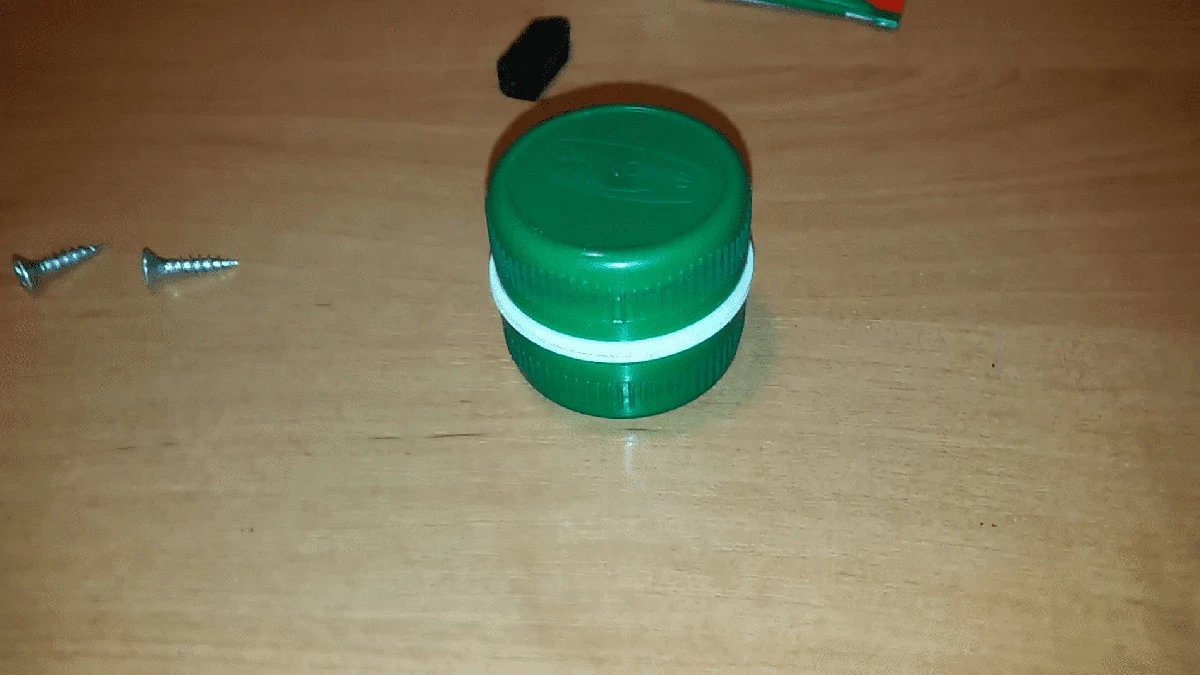 Dos tapas de plástico: crea un frasco con doble fondo para especias