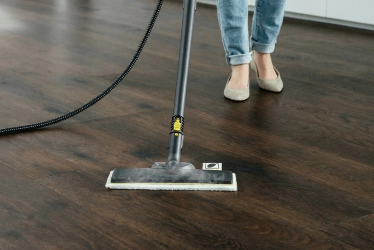 Cómo no arruinar el suelo laminado con una mopa a vapor: reglas clave para proteger tus suelos