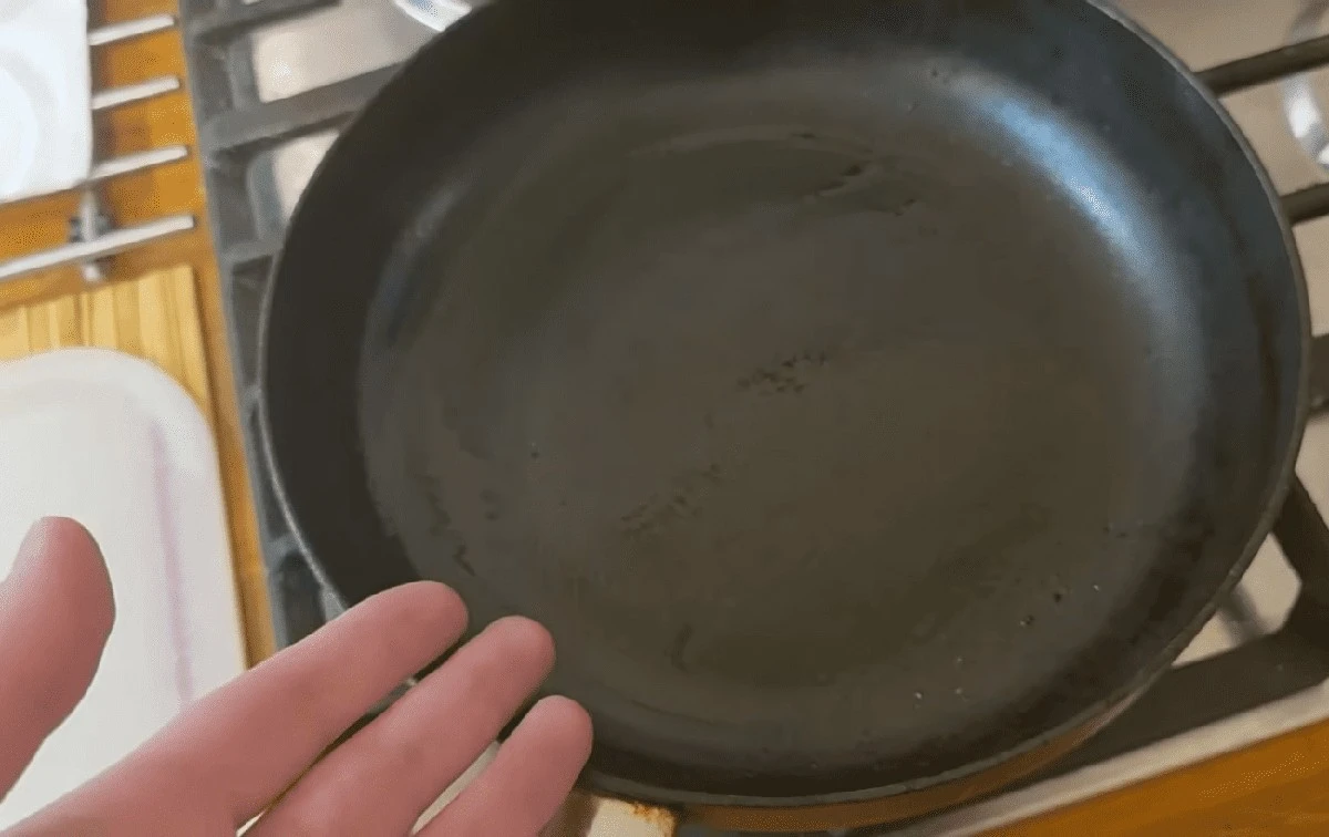 Convierte tu sartén normal en una antiadherente con este truco de abuelo