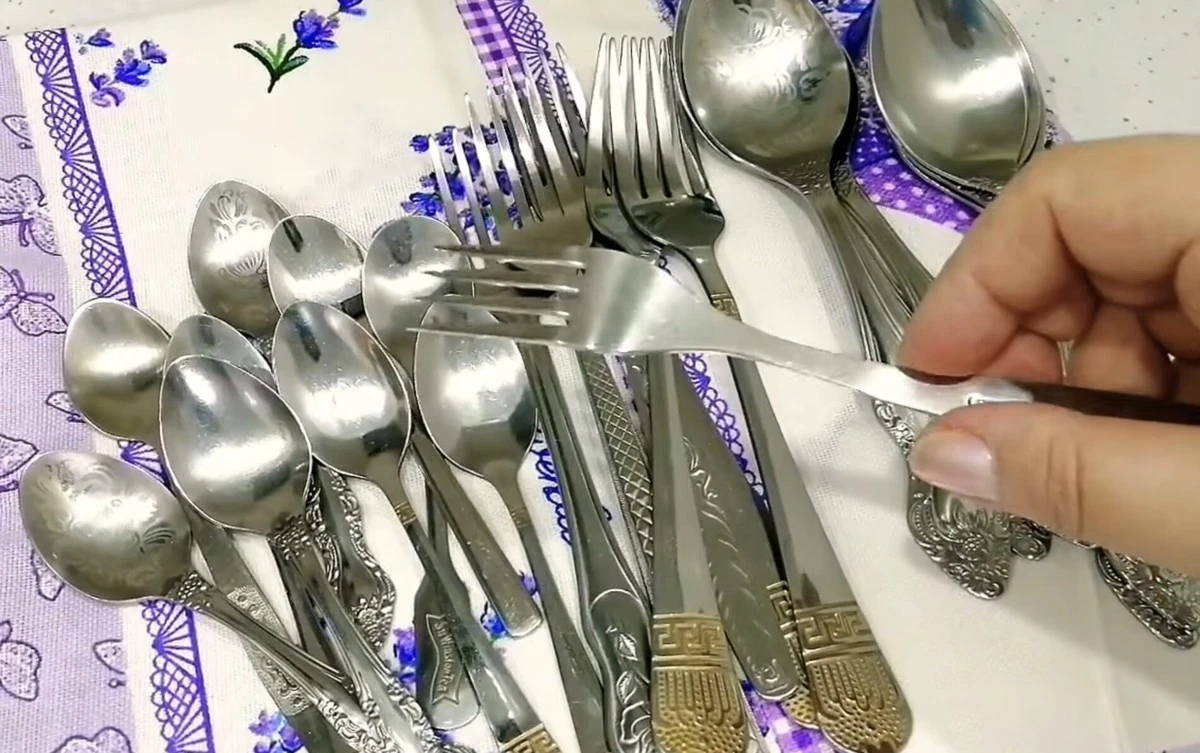 Por qué una vez al mes meto las cucharas en esta solución y me asombra cuánta suciedad sale de los cubiertos "limpios"