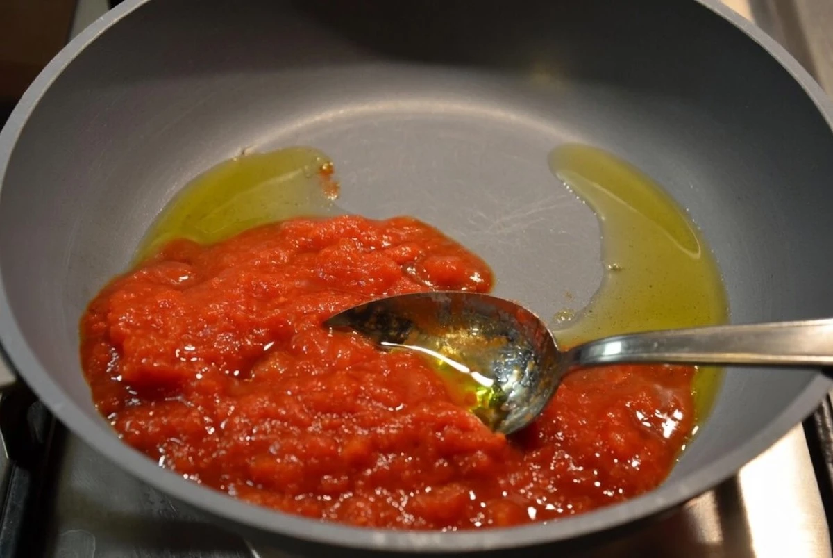 Por qué las cocineras expertas saltean la pasta de tomate antes de cocinarla