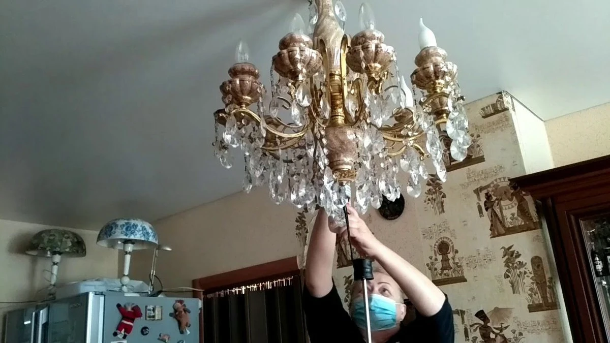 La grasa en tu lámpara de cocina desapareció: la mezcla secreta con sal que deja un resultado 10/10