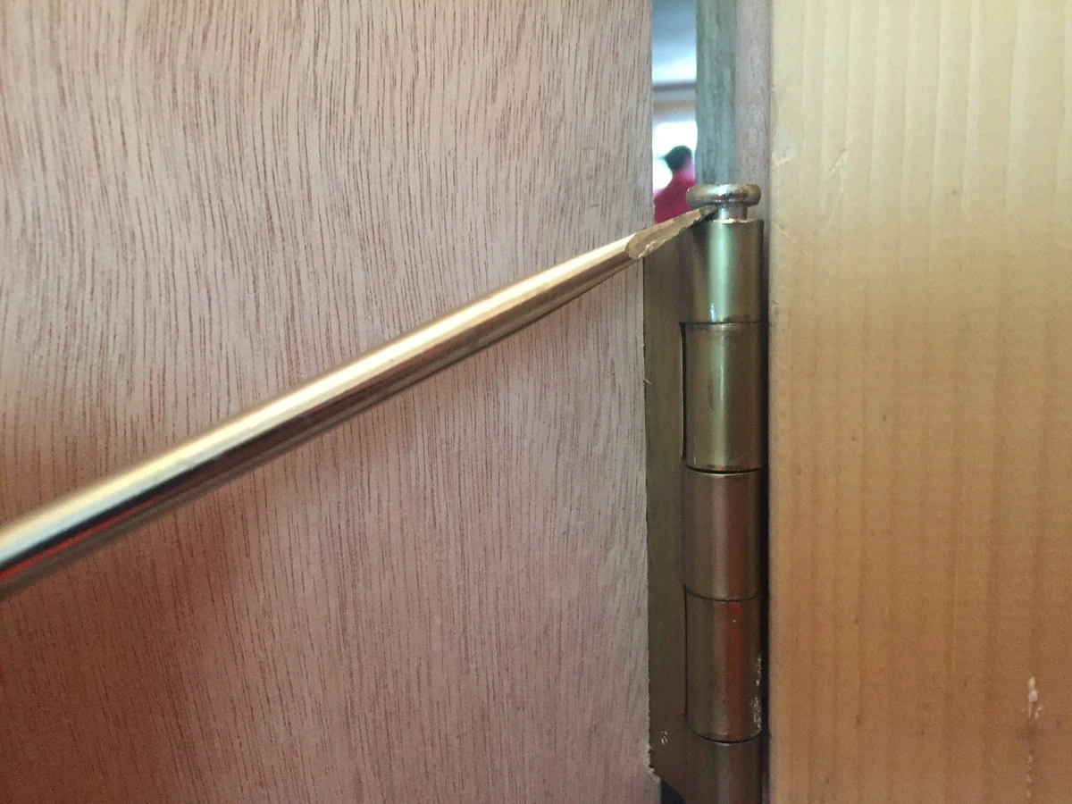 Adiós al chirrido de puertas: el truco casero que funciona en un minuto - image 1