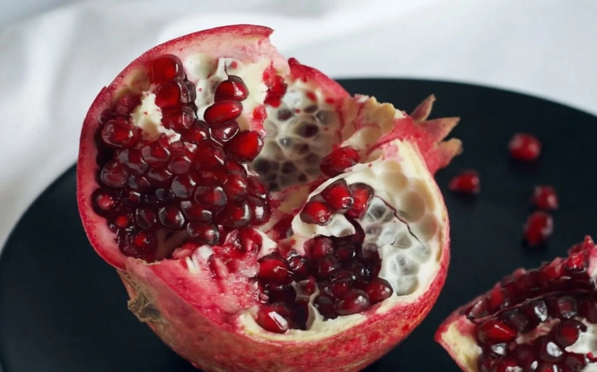 Granada con o sin pepitas: un nutricionista revela la forma correcta de comerla