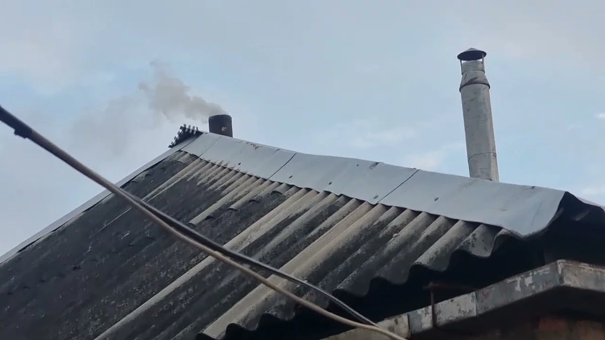 La clave de un chimenea impecable: el truco de las cáscaras de patata que los expertos rurales no te cuentan