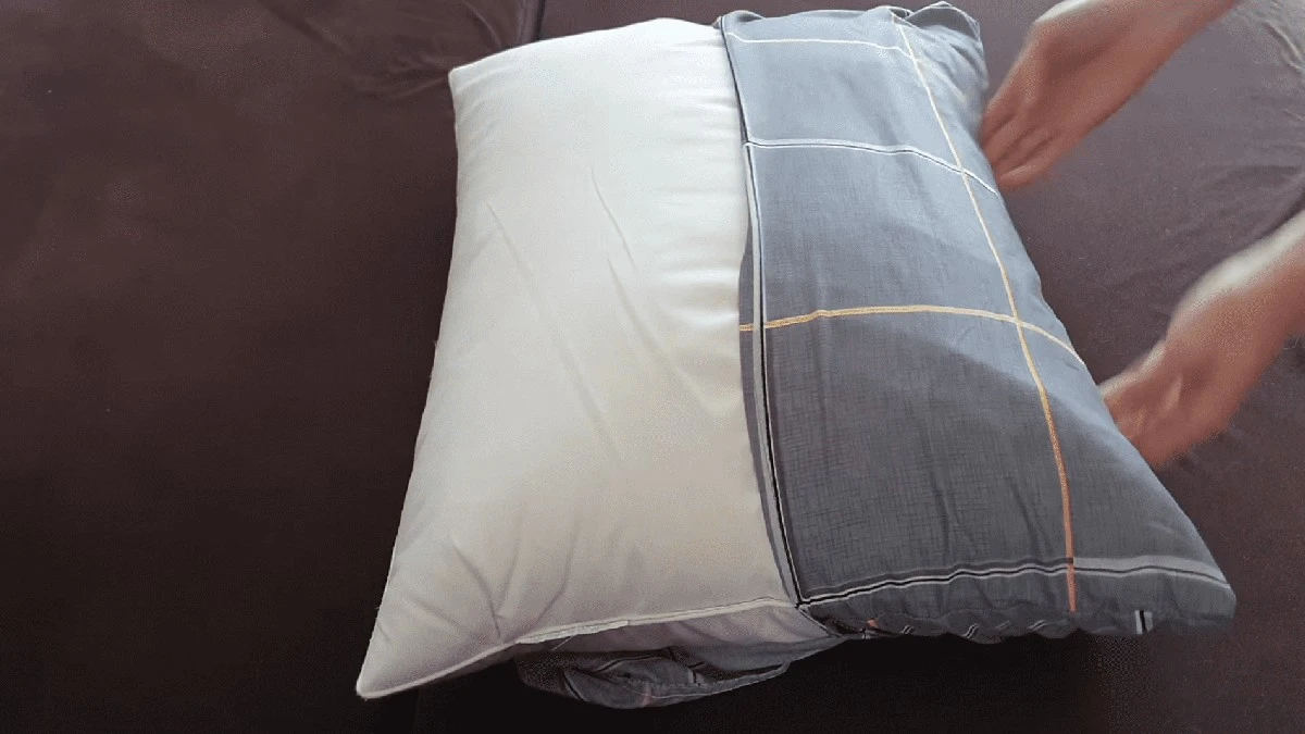 Dos movimientos para que tu funda de almohada grande luzca perfecta en cualquier cojín