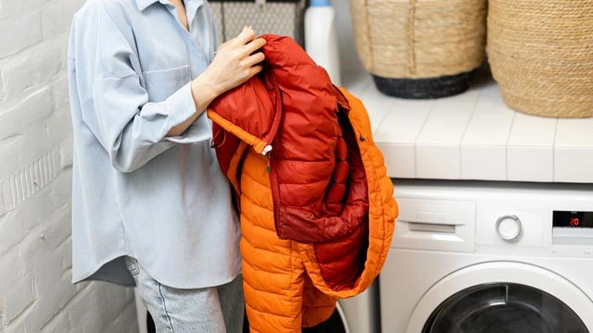 Revoluciona tu lavado: El truco económico que deja tus abrigos de plumas como nuevos - image 1