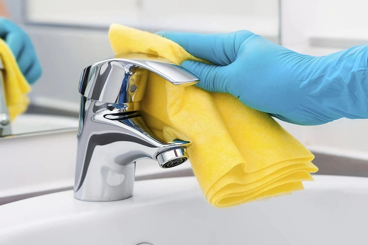 Limpia el aireador de tu grifo en minutos con este truco de tapa de botella - image 1