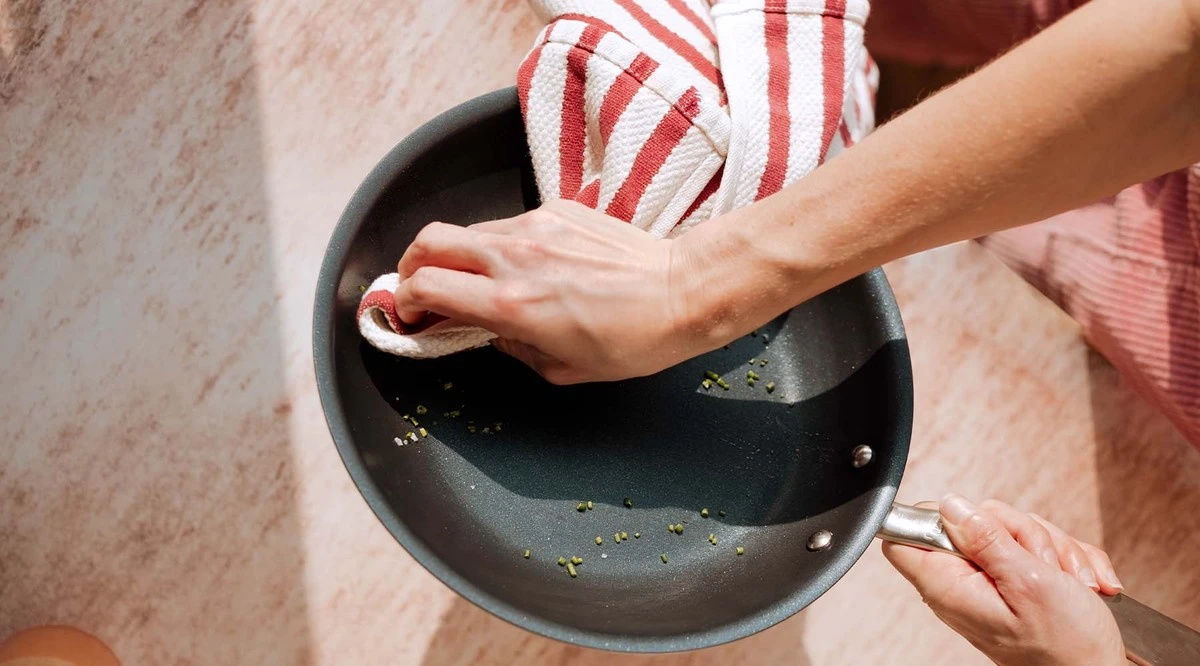 Una mezcla simple disuelve la grasa: cómo limpiar sartenes antiadherentes viejas - image 1