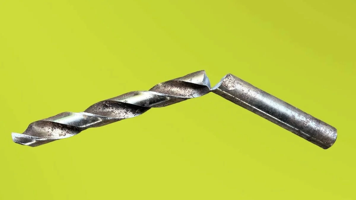 comosacaruntala-extra-1.webp Cómo sacar un taladro roto de una pieza sin gastar ni llamar a un profesional: 5 métodos probados - image 1