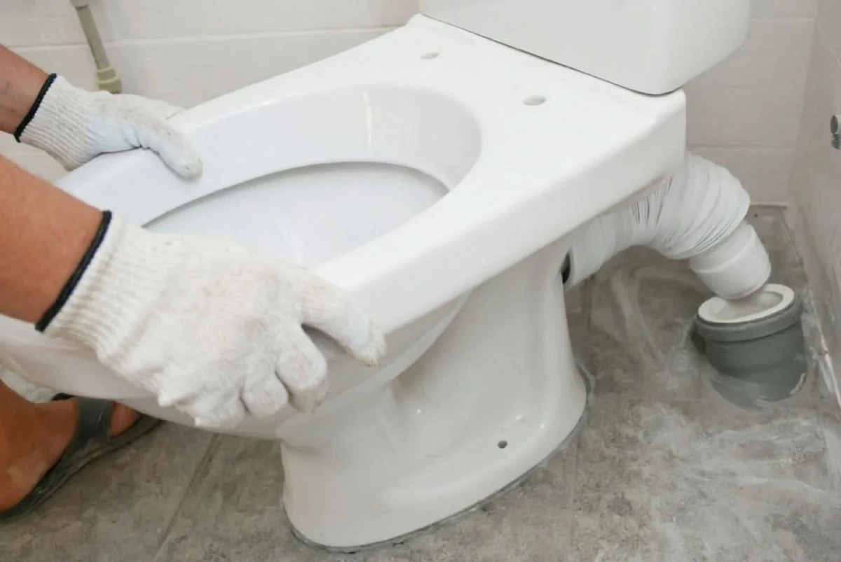 Por qué el inodoro se tambalea y cómo arreglarlo tú mismo: solución rápida sin llamar al fontanero