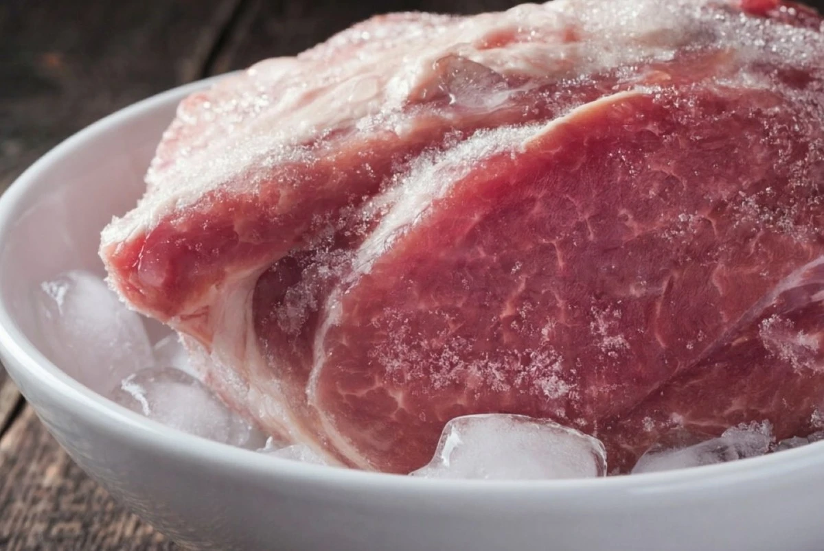 Carne descongelada en minutos sin microondas ni agua hirviendo: el truco que pocos conocen