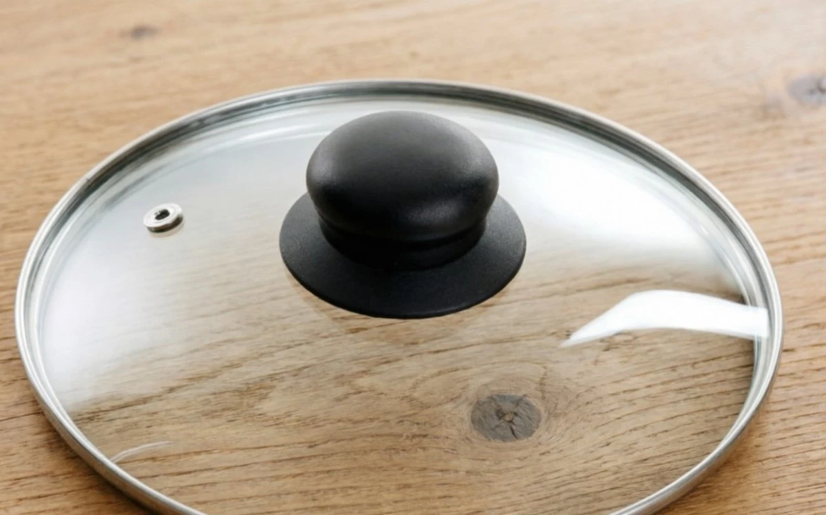 La tapa: cuándo cocinar sin ella salva tu plato (y tu cocina)